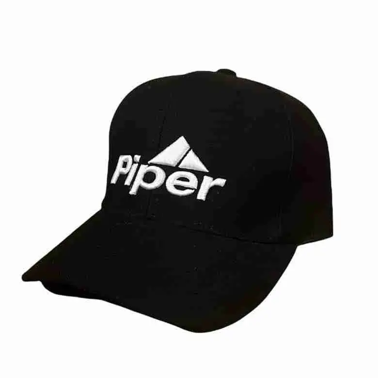 gorra-PIPER-con-bordado-blanco-diagonal2.webp