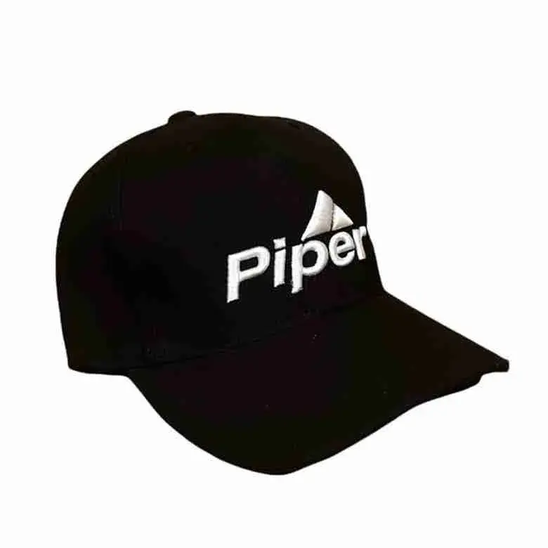 gorra-PIPER-con-bordado-blanco-diagonal.webp