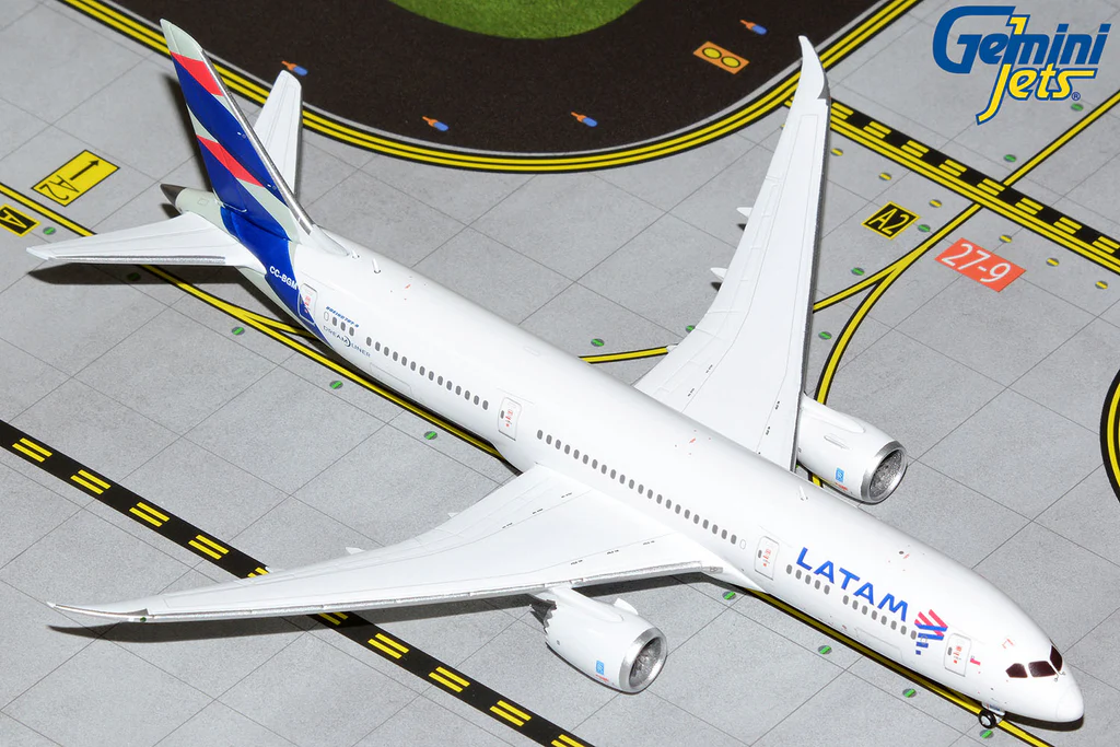 [GJLAN2079] LATAM Boeing B787-9 Dreamliner Model 1:400